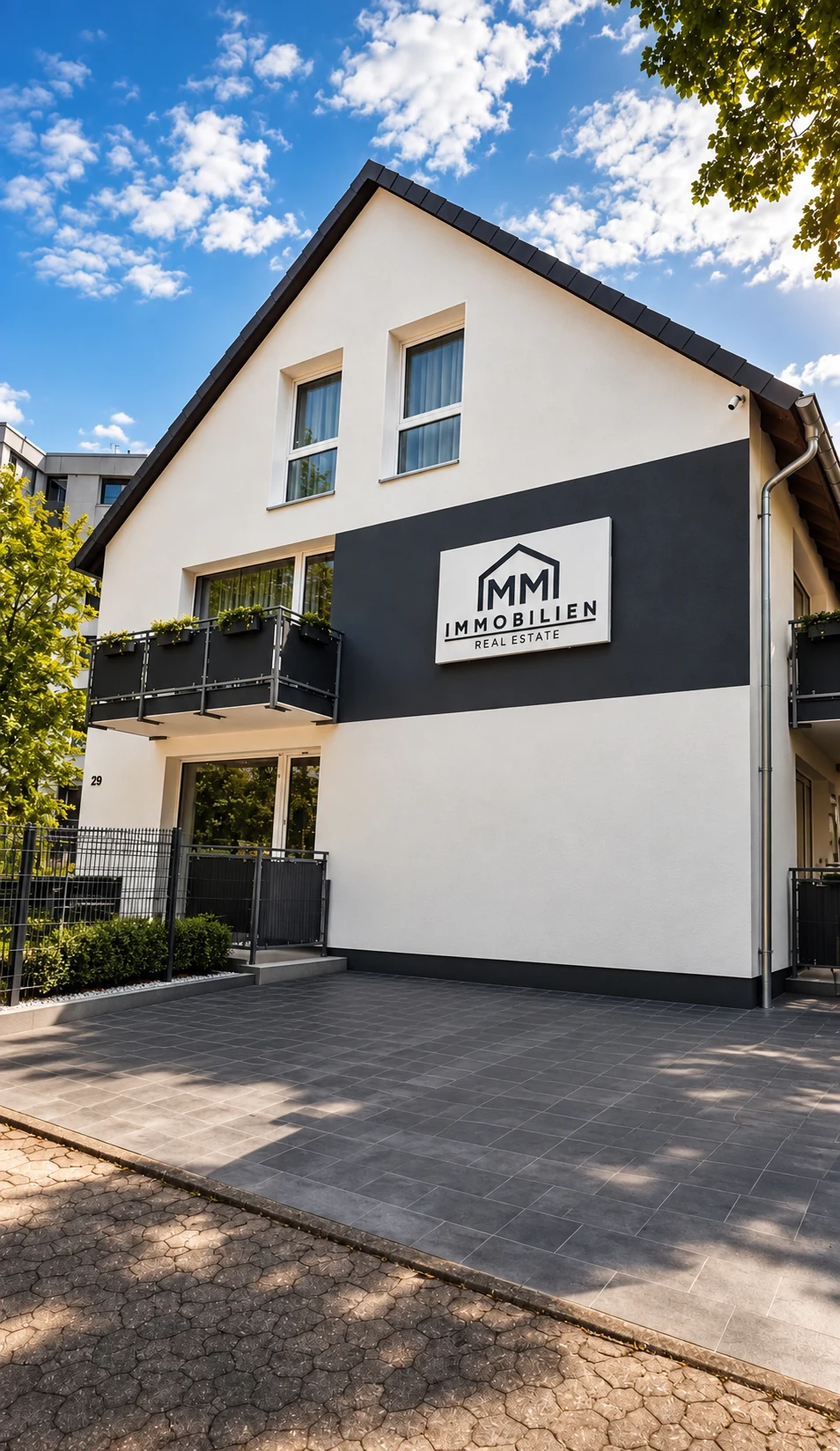 Bürogebäude von MM Immobilien in Langenhagen mit Firmenschild