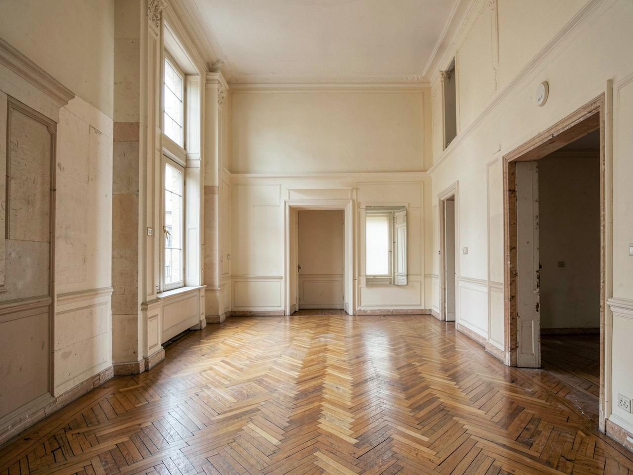 Heller Wohnraum mit Parkettboden in einem sanierten Altbau